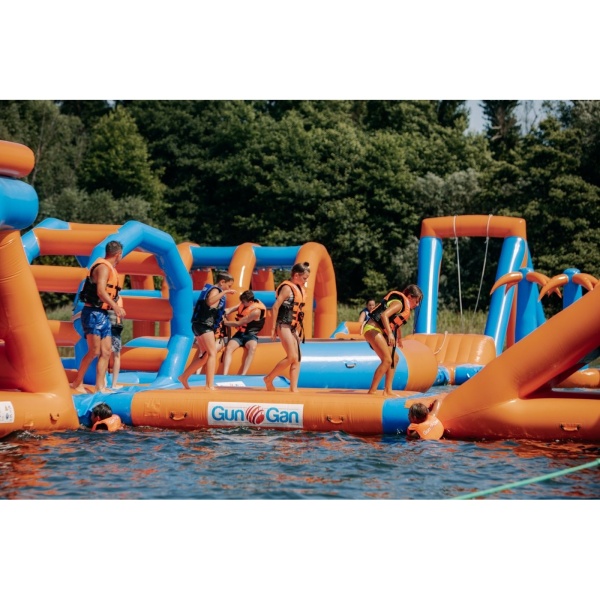 Aufblasbarer Wasserpark Jota (24 x 27 m)