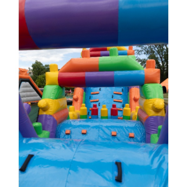 Aufblasbarer Hindernisparcours Bunte Bausteine - 15 m