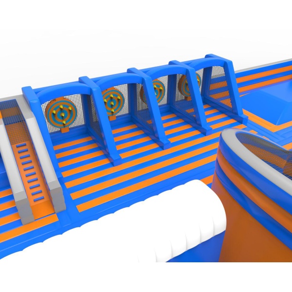 Aufblasbarer Park Freizeitpark in blau-orangefarbenem Design