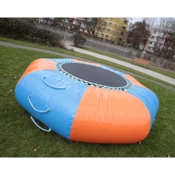 Trampolin - aufblasbare Wasserparks