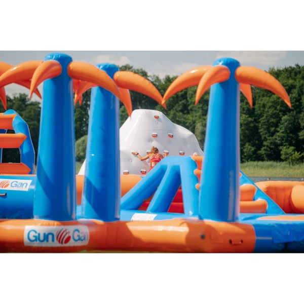 Pfad mit Palmen - aufblasbare Wasserparks